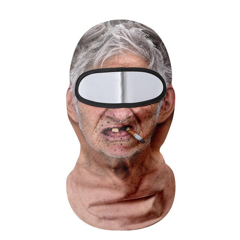 Rolig skidmask Fimpen med grått hår och fimp i mungipan